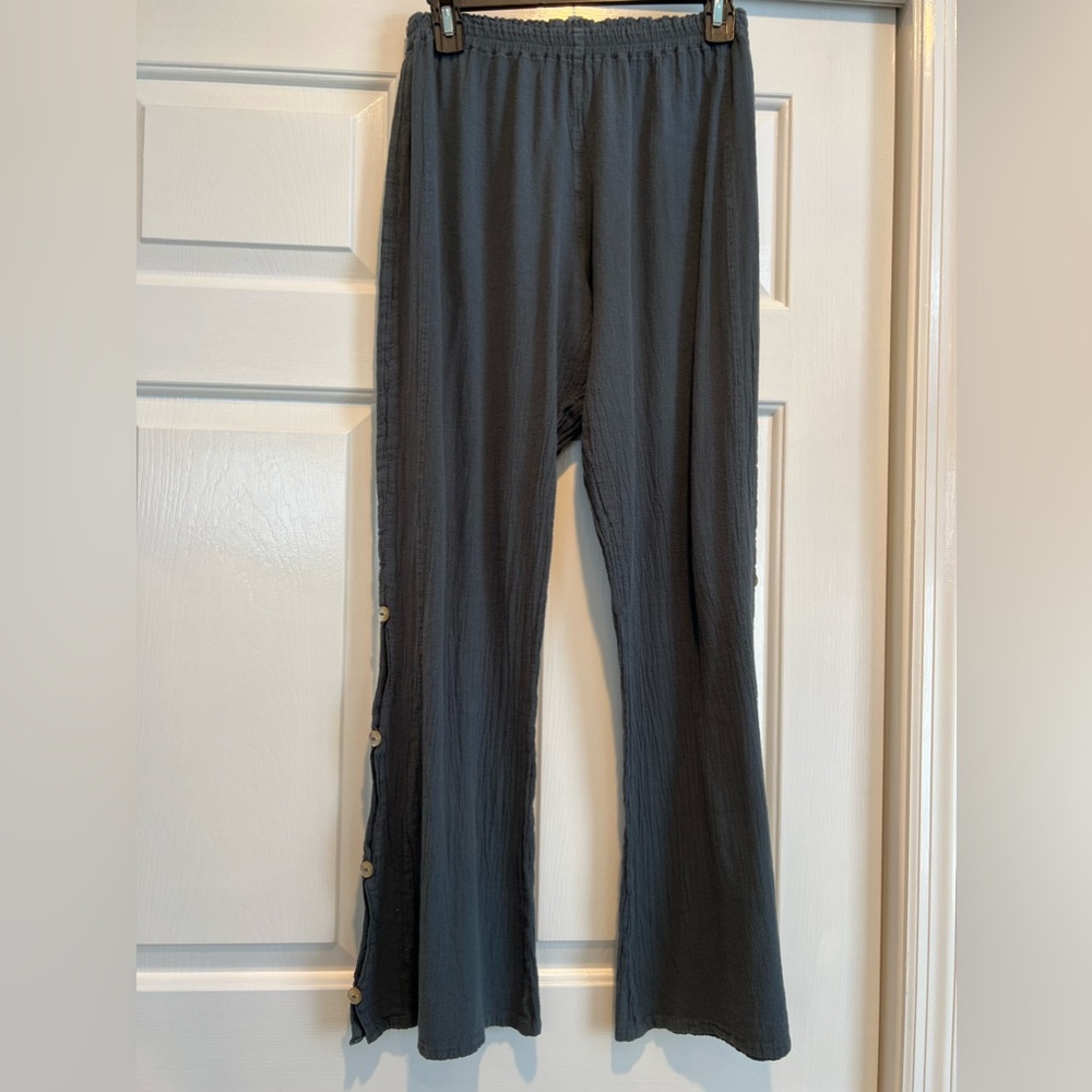 Gauze fabric elastic pants.